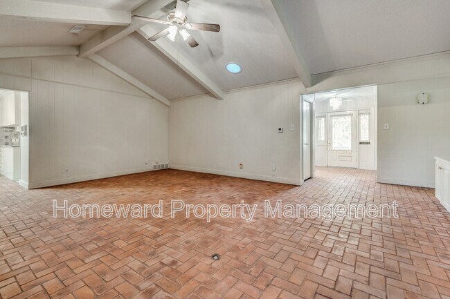 Building Photo - 204 Gerrish St