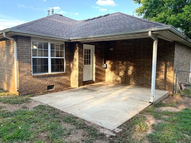 Building Photo - 3 Bedroom All Brick Home Southwest Springf...