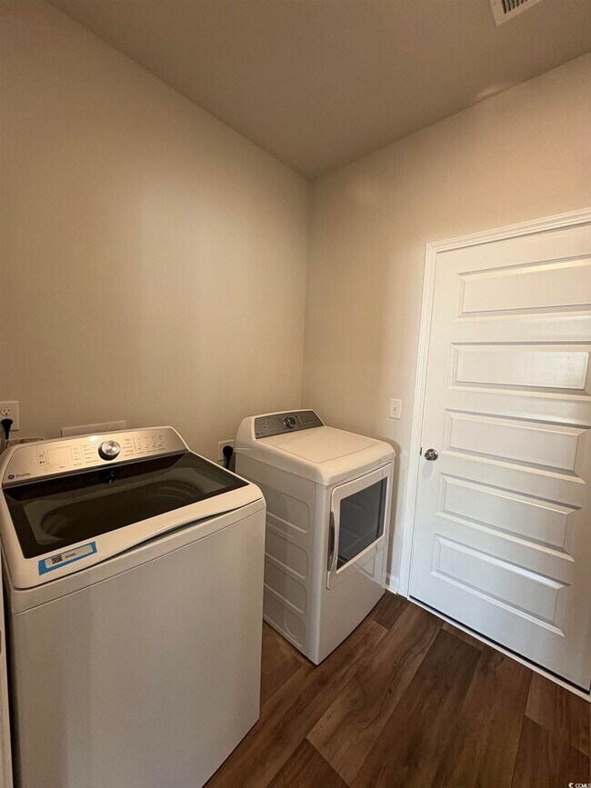 Building Photo - 820 Wapama St