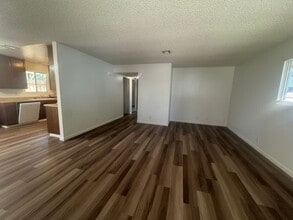 Building Photo - R6690N
