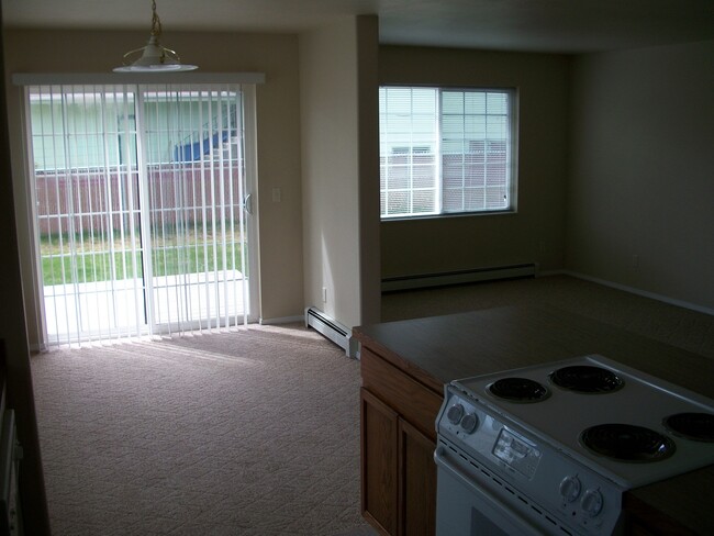 Building Photo - 2 Bedroom, 1 1/2 Bathroom Townhouse-Walkin...