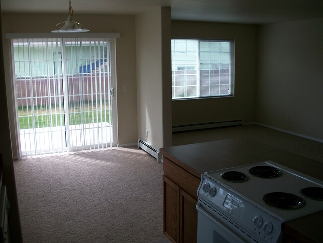Building Photo - 2 Bedroom 1.5 Bathroom Townhouse