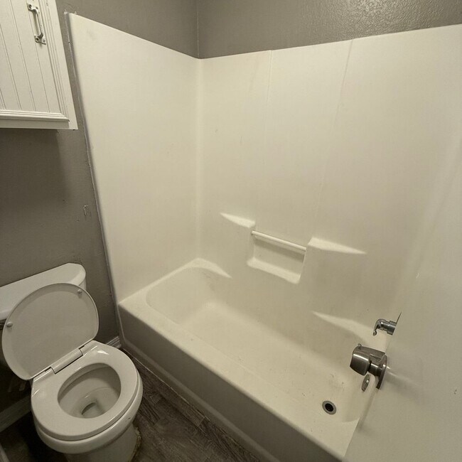 Building Photo - $400 Off 1st Full Month!* All Utilities In...