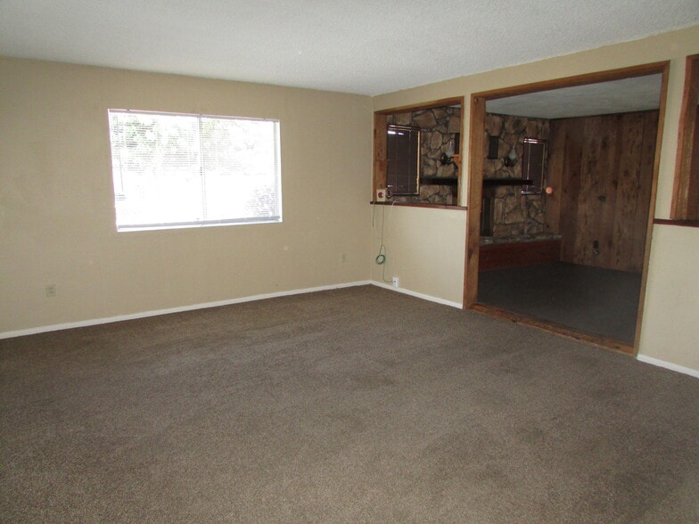 Building Photo - 2520 Bernice Dr