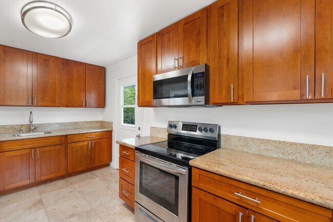 Building Photo - Kahala Home 5 bedroom 4 bath with Large Yard