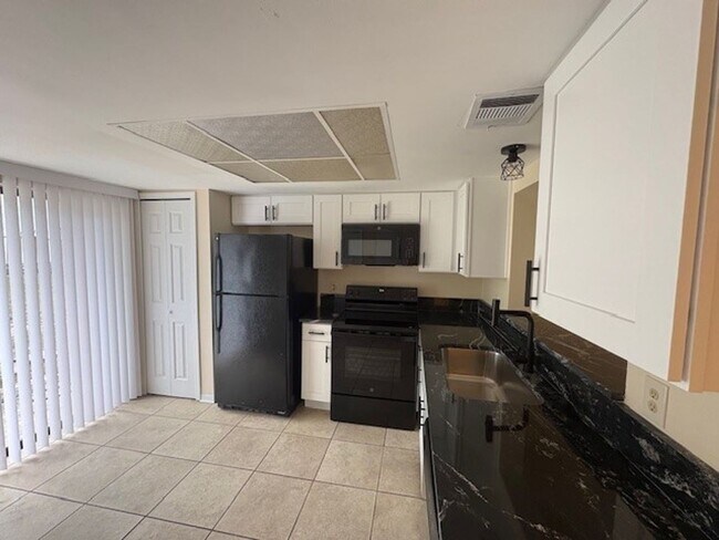 Building Photo - UCF AREA - Newly Remodeled 2/2.5 Townhouse in Cambridge Circle