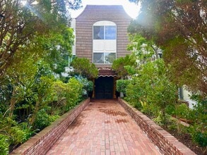 Building Photo - Pet Friendly Culver City 1BD Condo with Bonus Room, Fireplace, Patio and A/C!