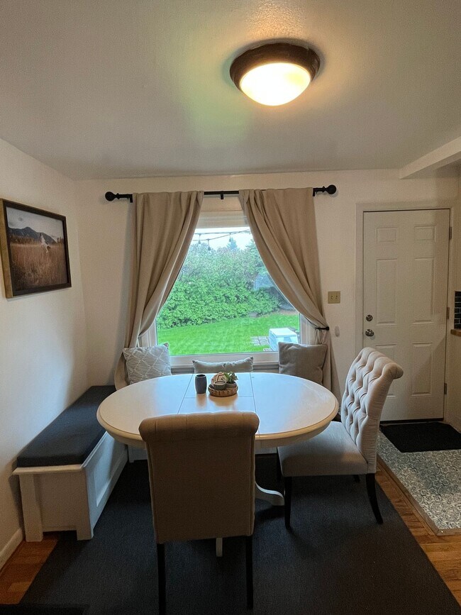 Building Photo - FULLY FURNISHED Midtown Three Bedroom Spac...