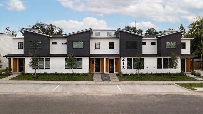 Building Photo - 213 Lynn Dr