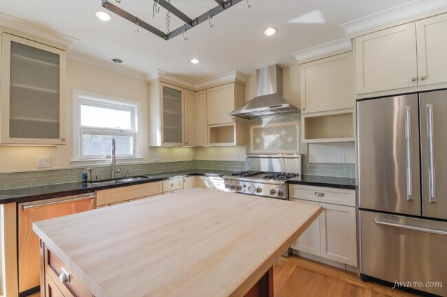 Building Photo - 348 Stratford Dr