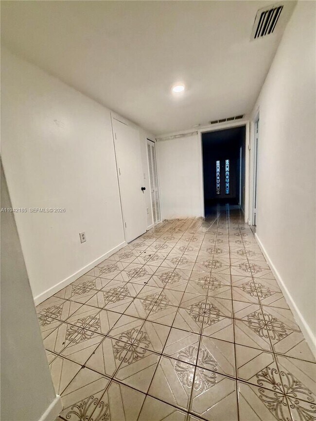 Building Photo - 958 E 21st St