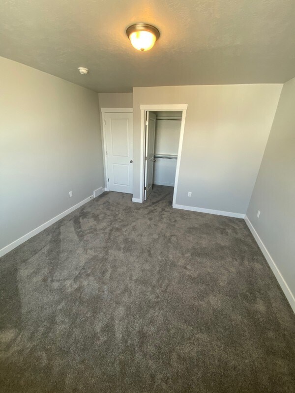 Building Photo - 552 S Dapple Dr