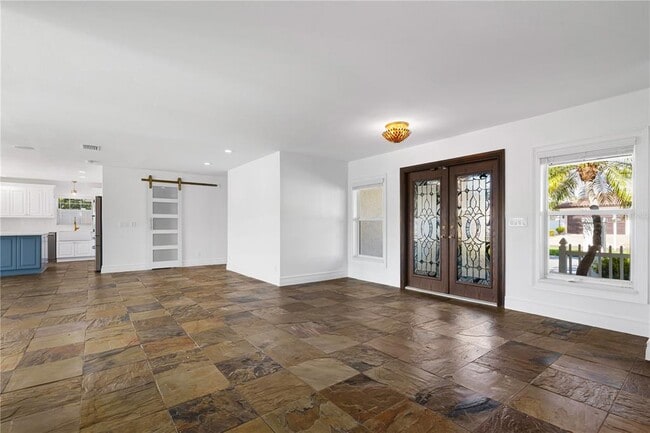 Building Photo - 3924 Versailles Dr