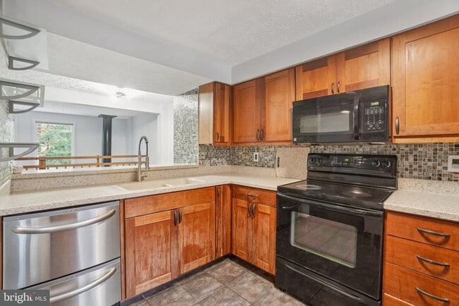 Building Photo - 8474 Sugar Creek Ln