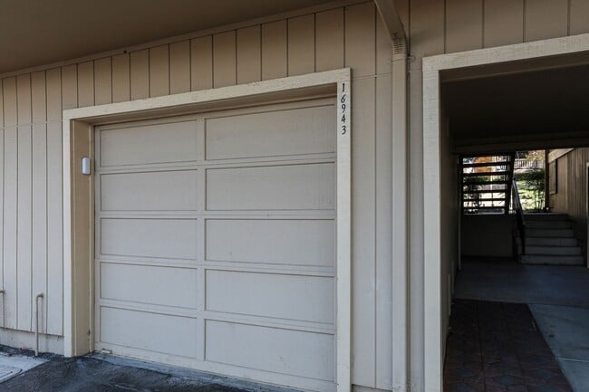 Building Photo - Impeccably remodeled unit-don't miss this ...