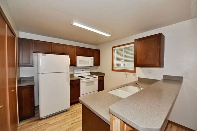 Building Photo - 2 bed 1 bath apartment (4plex building)