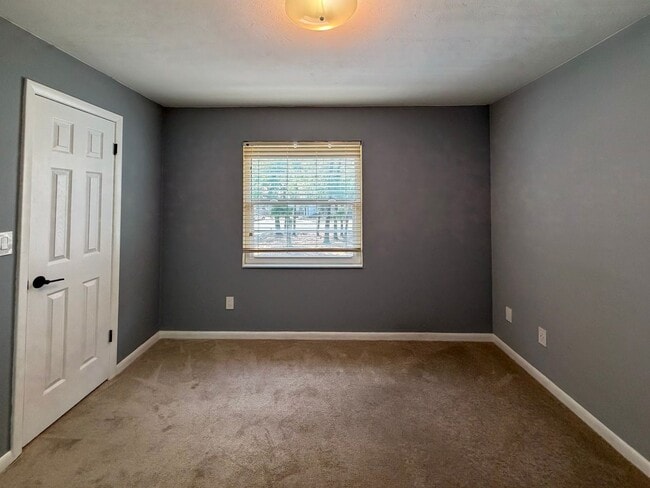 Building Photo - 2BR/1.5BA Townhouse in Mill Run!