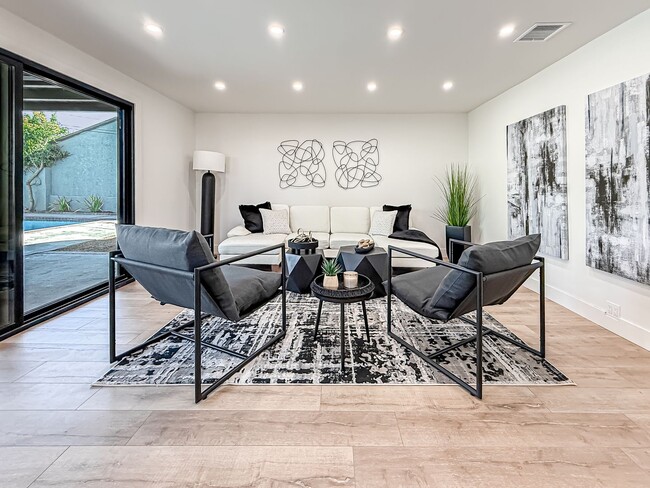 Building Photo - Upgraded 3+2 w/pool, gourmet kitchen + family room!