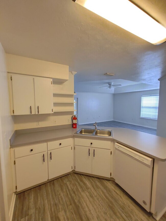 Building Photo - * PRICE DROP * 2/2 House with Garage in Pa...