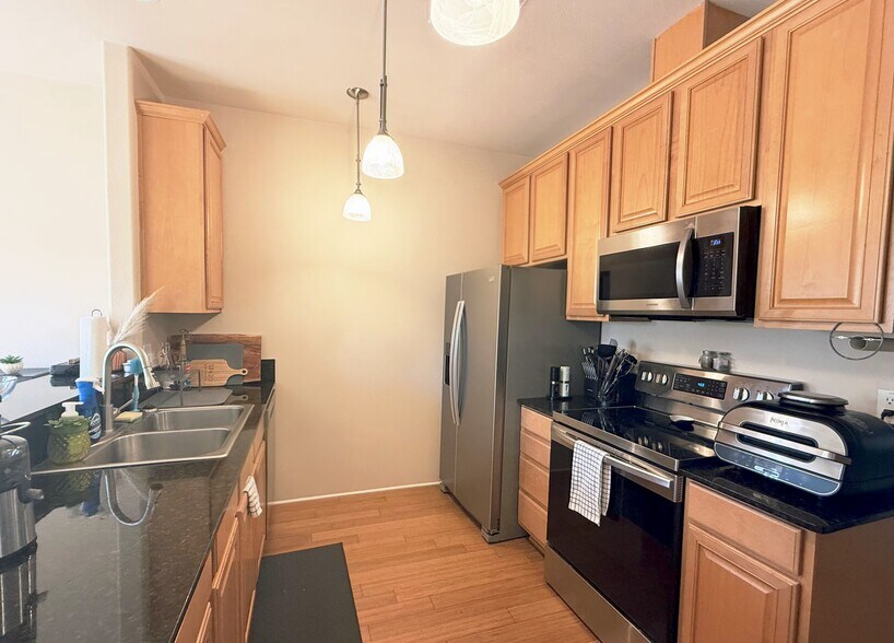 Building Photo - 13420 Lyndhurst St