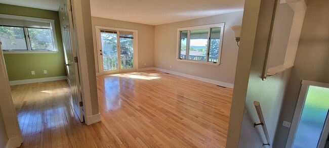 Building Photo - Beautiful home with peek a boo views of West Bay on Old Mission Peninsula