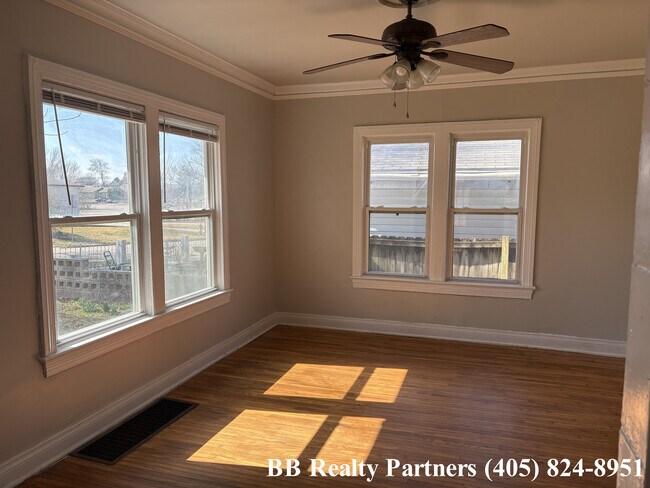 Building Photo - 2011 E 12th Pl