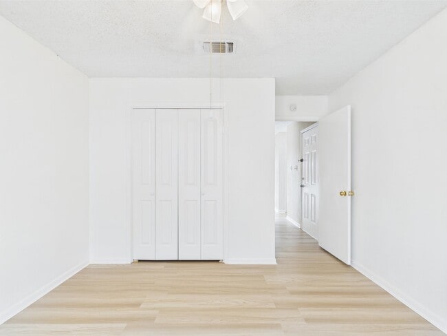 Building Photo - 913 Mayfield Dr