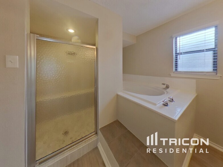 Building Photo - 837 Globe Ave