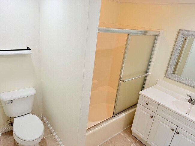 Building Photo - Updated 2 Bedroom Home with Garage & Community Amenities