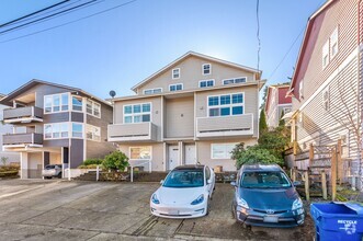 Building Photo - Charming and Spacious 3-Bedroom Townhome w...