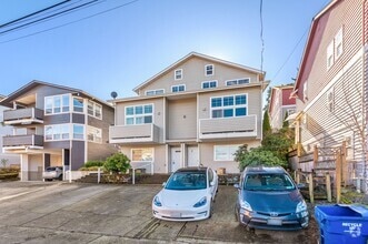 Building Photo - Modern 3-Bedroom Townhouse with Laundry in...