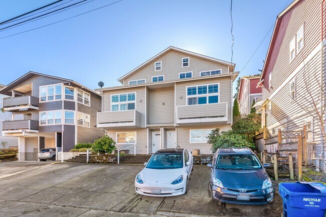 Primary Photo - Modern 3-Bedroom Townhouse with Laundry in...