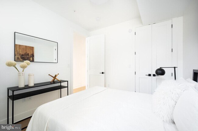 Building Photo - 1316 8th St NW