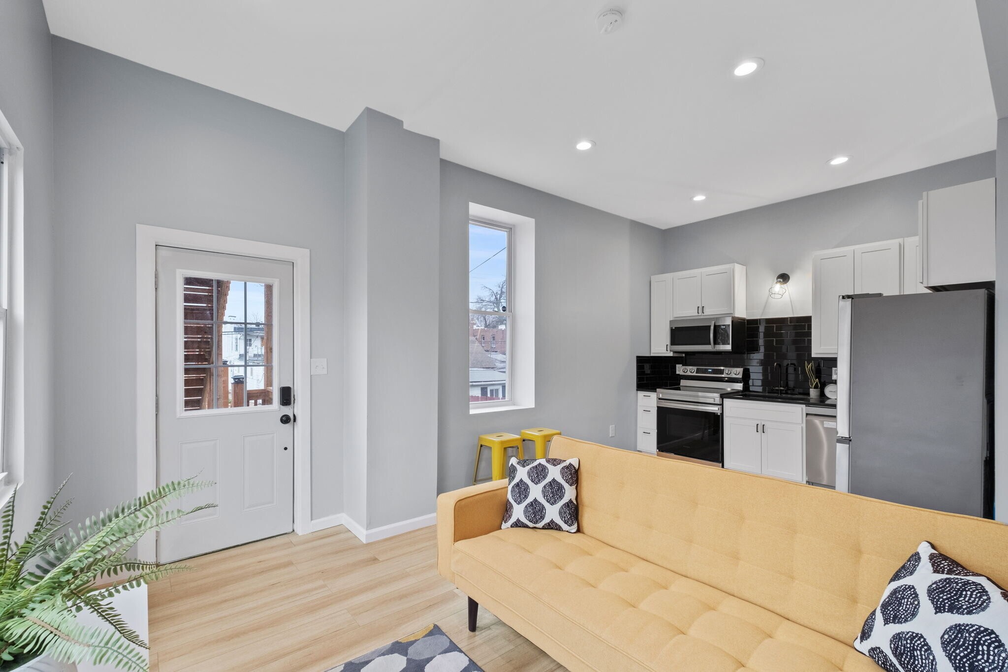 Living space / kitchen - 3855 S Compton Ave