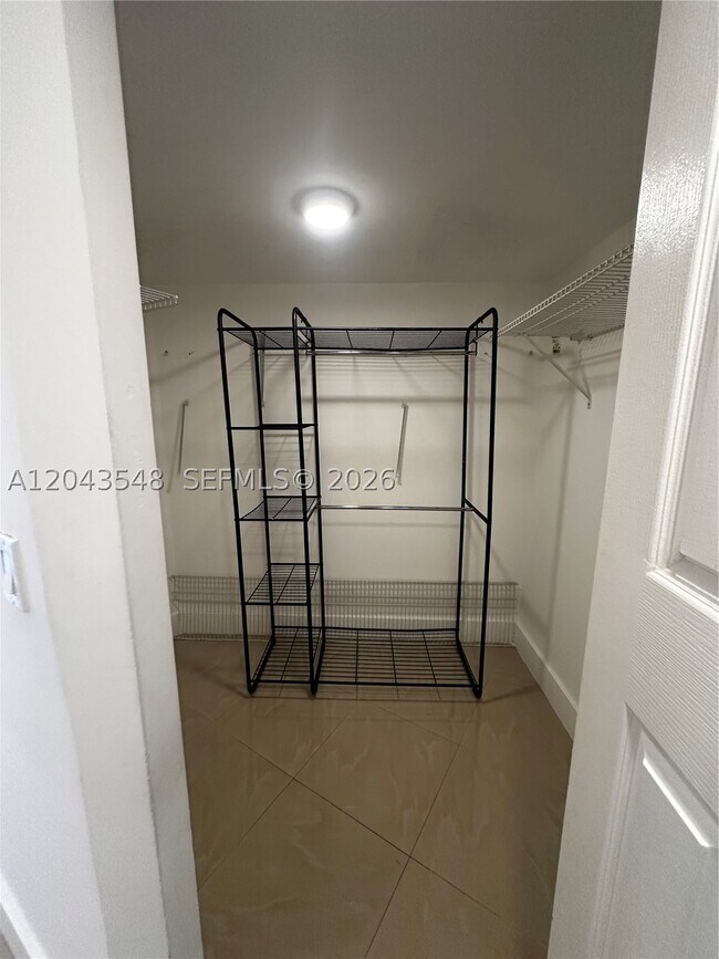Building Photo - 3475 N Country Club Dr