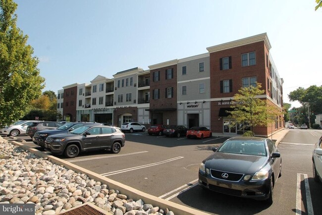 Building Photo - 200 N Sycamore St