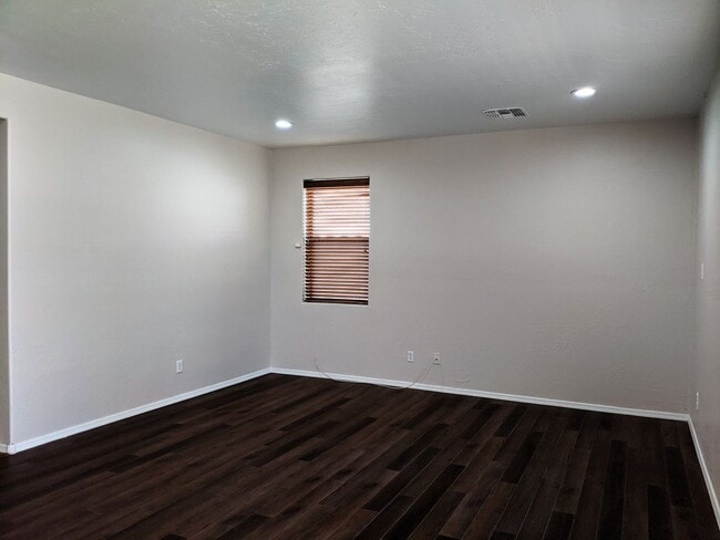 Building Photo - 4 Bedroom Home Near W Southern Ave and S 7...