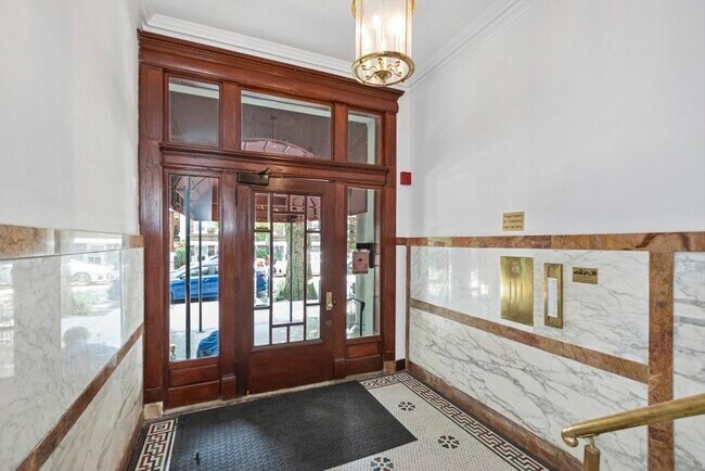 Building Photo - 35 Queensberry St