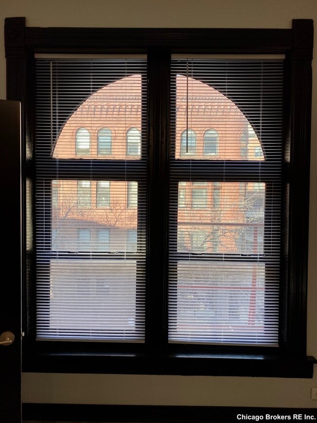 Building Photo - 411 W Belden Ave