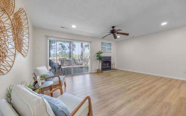 Building Photo - READY NOW!! 3-Bedroom Townhome w/Attached Garage! Golf Course Views - Pet Friendly - All Appliances!