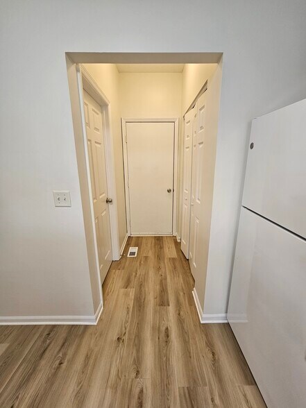 Garage Access Hall - 138 Wagnalls Ct