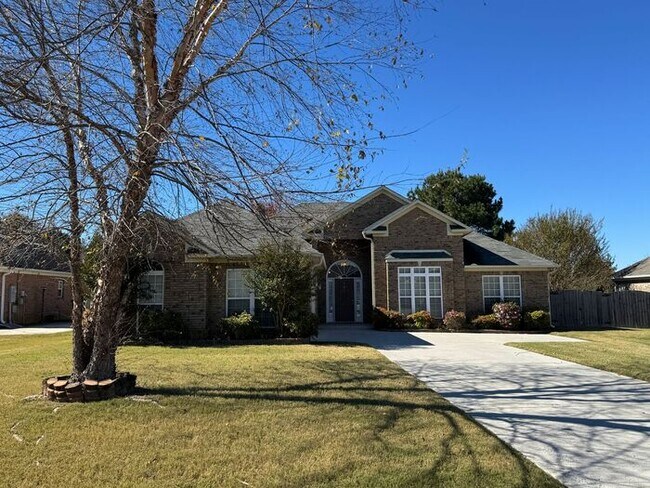 Building Photo - Prime Location and Fenced Yard