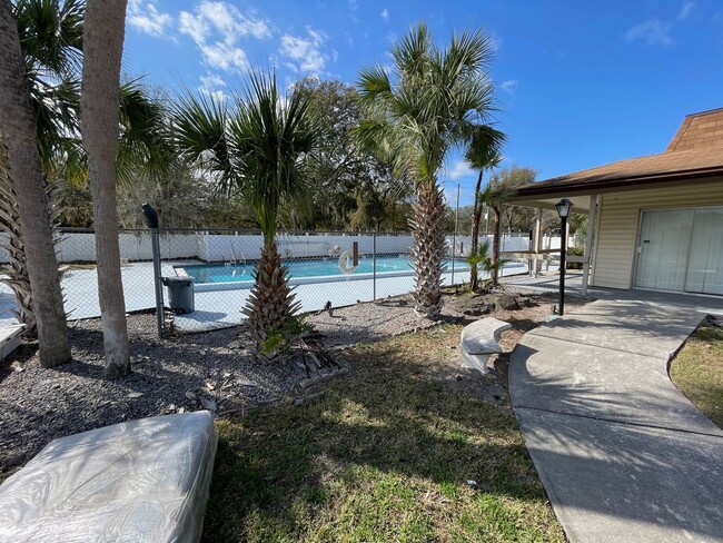 Building Photo - 1001 Spring Meadow Dr