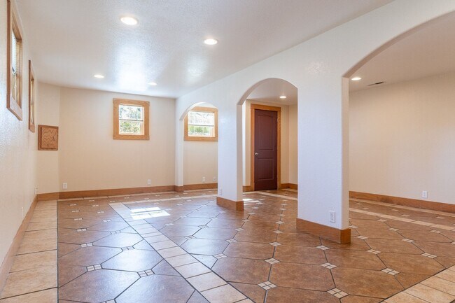 Building Photo - 3-bedroom 2-bath House SW Albany $2,395