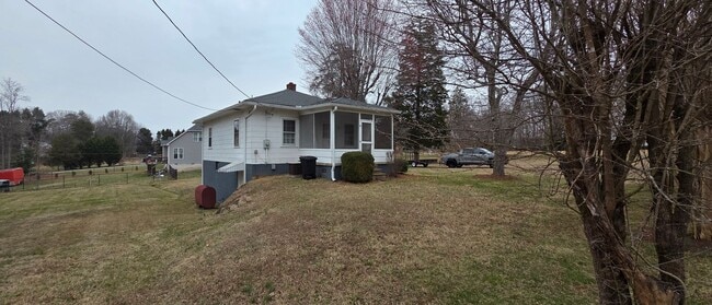 Building Photo - Cute little ranch with screened porch