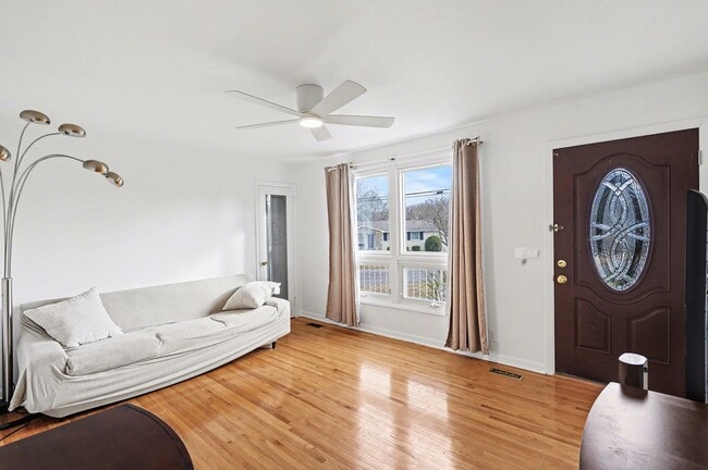 Building Photo - 3 Bedroom, 2 Bath, 2-car garage-