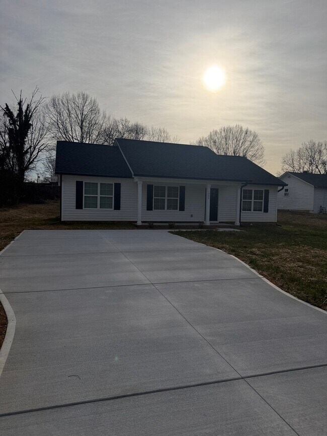 Building Photo - 1002 Grace Ave