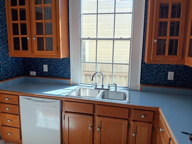 Building Photo - 220 Amelia St