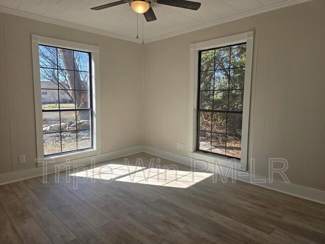 Building Photo - 202 Rosemary Ln