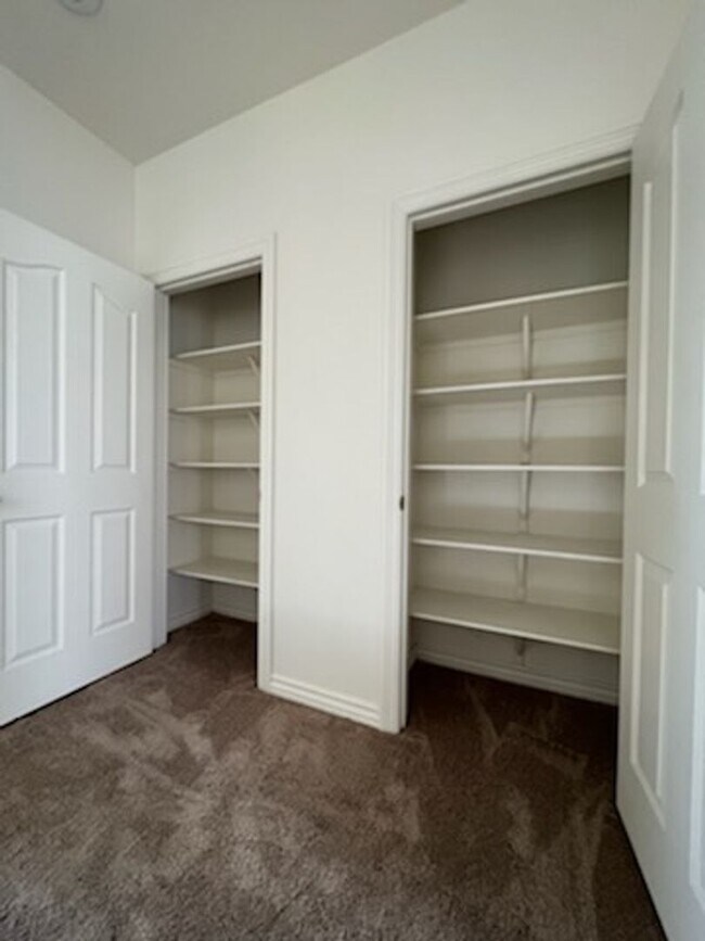 Building Photo - 4 Bedroom Located in Lamplight!